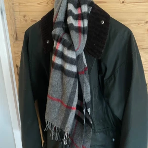 Burberry halsduk  - Säljer en elegant grå rutig halsduk från Burberry, tillverkad i Skottland av 100% kashmir. Köpt i en Vintage butik i Paris. Nypris är runt några tusenlappar 