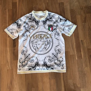 Italien tröja - Säljer nu denna feta tröja. Passar perfekt nu till sommaren med dess exotiska look. Tveka inte på att ställa några frågor🙌🏼🙌🏼 Pris ej hugget i sten!!!