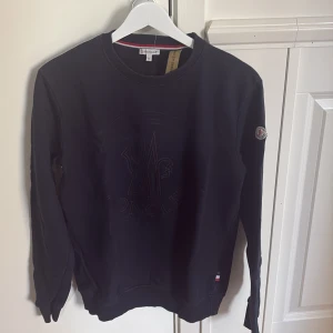 Svart tröja från Moncler - Säljer min moncler tröja. Använt ett en några gånger. Scan-kod dyker även upp! Hör av dig vid intresse!