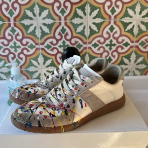 Maison Margiela Gats - Maison Margiela Gats ”Paint splatter”, nypris ca 6/7 tusen. Storlek 43, sjukt bra skick som ni kan se på bilderna. Allt medföljer som syns på bilderna oxå! Har ni någon fråga så är det bara att skriva! Är öppen för byten! (Helst Margielas i liknande storlek)✌🏼😊
