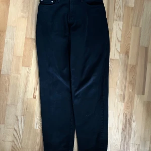 Levi’s 1990s silver tabs - Köptes på Ettresex i Sthlm  Storlek är loose men skulle gissa W30, L34 Typ aldrig använda då midjan är för liten  Ingen heel bite eller annan defekt Köpte för typ 1000kr  Hmu för fler bilder 🤟🤟🤟