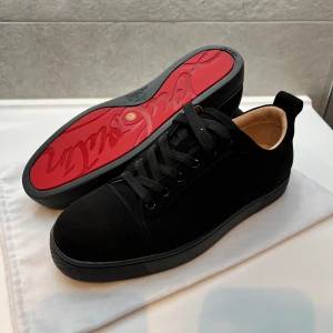 christian louboutin - ”helt nya” lobs. Har inte gått ett steg med de sen jag köpte dom, det finns inga tänker på användning. Jag är inte i behov av de då jag bara körde det för prydnad, men min garderob är nu full och har ingen plats för skorna längre, allt som är med på bilden är det som ingår, pluss två separata tyg påsar för varje sko för att skydda de, jag har tyvärr ingen kartong med då frakten skulle blir väldigt dyr då, vid frågor eller funderar om skorna tvek inte på att skriva! Priser är inte fast. Obs R@ps