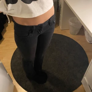 Svarta jeansbyxor från LB - Snygga svarta jeansbyxor från Ltb. Bootcut och väldigt lågmidjade. Skriv för mer frågor 💕storlek 27/32. Precis för mig som är 174cm