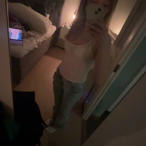 Vit spetslinne - Säljer ett vitt linne med spetsdetaljer. Linnet har smala axelband och en tight passform som framhäver figuren. Perfekt för sommar och fest🩷 Kliar inte och är helt ny, 129kr ordinarie pris. 