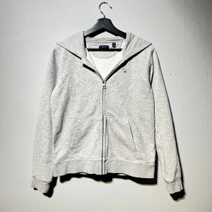  gant hoodie - Säljer en grå hoddie från gant i storlek 160 | skick 7,5 av 10 | Bara att skriva för eventuella frågor | 😃