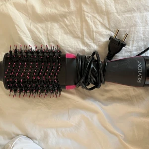 Revlon rundborste - Användes 2 gånger men funkade tyvärr inte lika bra som hade önskats för min hår typ🥲inga defekter på varan💕