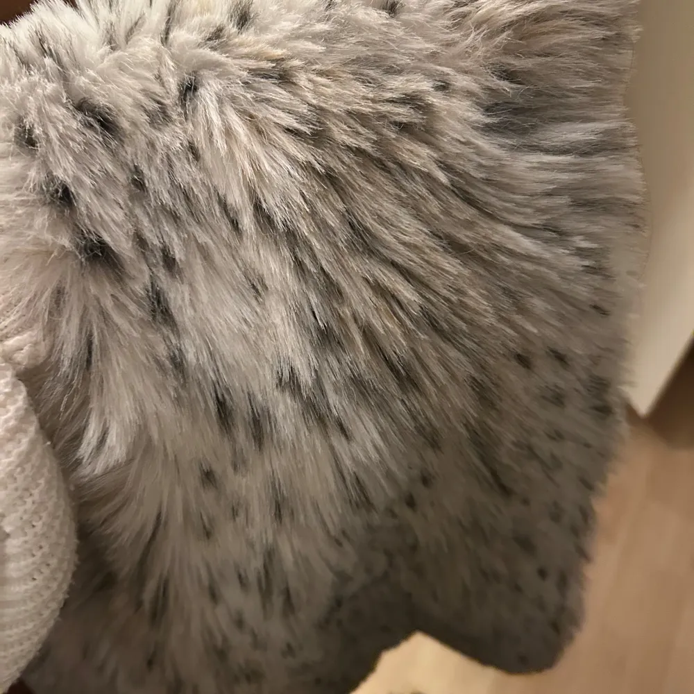 Säljer min jätte fina pälsväst med lite leopard mönster pga att den tyvärr är för liten. Den har inga skador och passar en XS/S💕💕. Takit.
