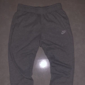 Gråa Nike Mjukis (uncuffed) - Säljer mina gråa Nike mjukis byxor de har knappt används och är i god sick. Ny pris 674kr.