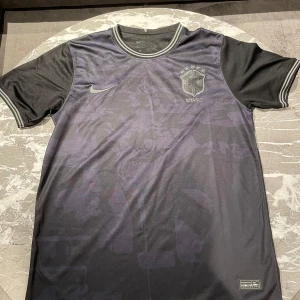 Brasilien Fotbollströja  - Snygg fotbollströja av Brasilien som funkar till allt. Den är använd några gånger men i bra skick. Vid några frågor eller funderingar är det bara att höra av dig.   MVH Stockholm Wardrobe 😄