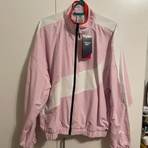 Rosa vindjacka från Reebok - Aldrig använd, prisetikett sitter kvar :)