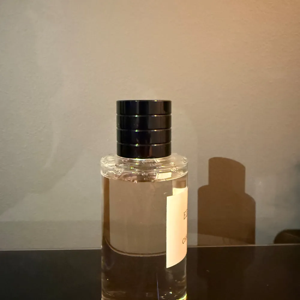 Elegant parfym från Christian Dior med doften Eden-Roc, perfekt för den som älskar lyxiga och sofistikerade dofter. Jag har tyvärr slängt kvitto och låda så har bara kvar flaskan, men eftersom den är nästan helt full (se på bilden) av 100ml så söker jag ganska mycket då jag köpte den för ungefär 3000kr. Men är också öppen för prutning och eventuella byten:). Perfume.