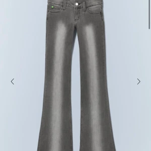 Slutsålda Grå bootcut jeans från weekday  - Snygga grå bootcut jeans från weekday. Helt oandvända och köpta för 400kr! 