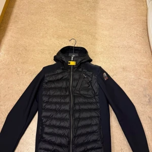 Ny parajumper jacka - Säljer min parajumper cardigan som bara är använd 3-4 gånger. Köptes i oktober 2024 och är i nyskick, lappar och kvitto finns kvar! Säljes då den var lite för liten och hann inte lämna tillbaka den. Nypris 5000:- mvh