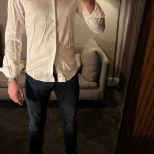 Vit skjorta ifrån Dressmann - Riktigt snygg och stilren vit skjorta från dressmann, den är i väldigt bra skick. Endast använd 1 gång. Den är i storlek xs och har en slim fit passform och jag som bär denna är 174cm lång. Köpt för 599kr. Bara att höra av dig om du har några funderingar 🙌🏼Pris går att diskuteras vid snabb och smidig affär. 