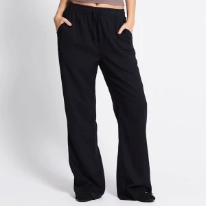 Svarta linne byxor  - Snygga svarta byxor med en loose passform och elastisk midja. Perfekta för en avslappnad stil. Byxorna har en rak och vid siluett som ger en bekväm känsla. Storlek S 