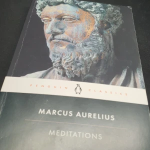 Meditations by Marcus Aurelius  - Säljer boken 'Meditations' av Marcus Aurelius, utgiven av Penguin Classics. Boken har ett omslag med en bild av en antik byst och är en del av en klassisk serie. Perfekt för den som är intresserad av filosofi och historia.