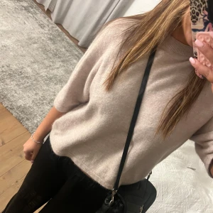 Kortärmad stickad tröja - Populär kortärmad stickad tröja från &other stories, passar både M och S bra!