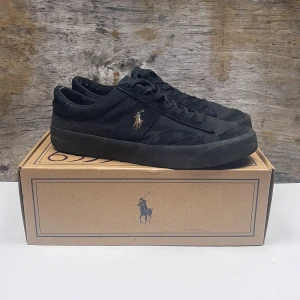 Polo Ralph Lauren skor - Nu säljer vi dessa feta skorna från Polo Ralph Lauren. Riktigt stilrena och har bara ett slit på sig. Det är på undersidan, men de är professionellt reperat med smältplast. Dessa kommer ge din stil ett lyft‼️💯   