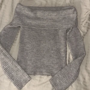 Beige stickad Off shoulder tröja  - Säljer en beige stickad offshoulder tröja från H&M i storlek Xs