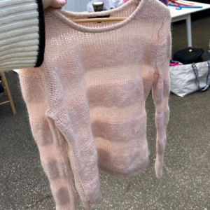 Rosa stickad tröja från Maje - Rosa stickad tröja från maje. Passar mig som har xs/s bra, vanlig inte ”oversize” passform. Skriv om det finns frågor! 