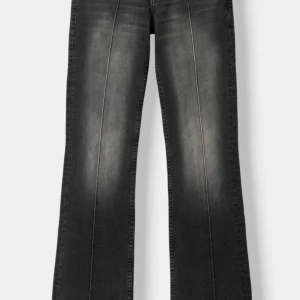 Svarta bootcut jeans - Snygga svarta bootcut jeans med en lätt tvättad look. De har en klassisk femficksdesign och en bekväm passform. Perfekta för en stilren vardagslook.