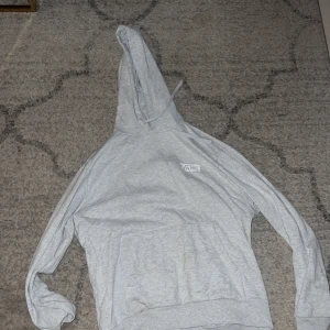 Vans Hoodie - Vans hoodie knappt använd och inga slitage eller liknande   Storlek M men passar även en med S