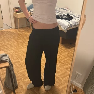 Svarta linnebyxor  - Säljer ett par svarta vida byxor med elastisk midja. Byxorna har en avslappnad passform och fransiga kanter vid bensluten eftersom att jag har klippt dom för att de var för långa. Perfekta för en bekväm och stilren look. Dom passar någon som är runt 160 cm☺️☺️