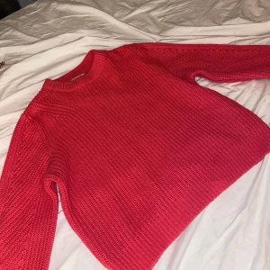 Rosa stickad tröja från Gina Tricot - Säljer en snygg rosa stickad tröja från Gina Tricot. Tröjan har en klassisk rund halsringning och långa ärmar, perfekt för kyligare dagar. 