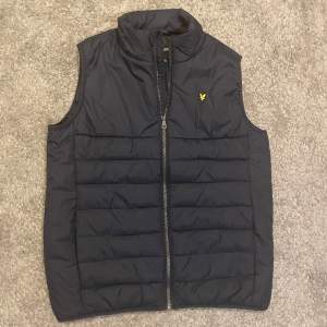 Lyle & scott väst marinblå, storlek S, bra skick, hör av dig vid funderingar!
