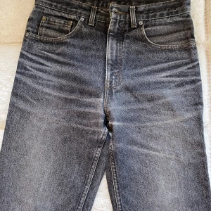Levi's Jeans - Snygga grå jeans från Levi's med en klassisk femficksdesign. De har en dragkedja och knapp framtill samt en diskret tvättad look. Perfekta för en avslappnad stil. Orange tab, vilket gör dem ovanliga.