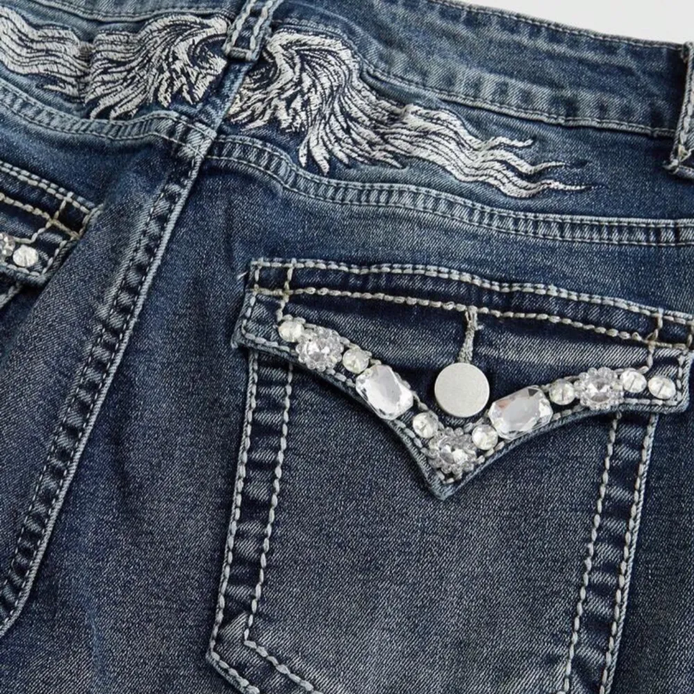 Snygga blå/grå jeans med broderade detaljer.köpta för ungefär 270kr på SHEIN men säljer för 150kr.pris går att diskutera,inga skador eller slitage. Använda 2 gånger.Kontanta för fler bilder och frågor!. Farkut & Housut.