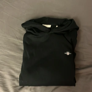 Gant hoodie - Säljer denna gant hoodien, storlek M, nästan aldrig använd så att skicket är nästan perfekt, inga fläckar eller hål eller något sånt. Hör av dig om du har frågor