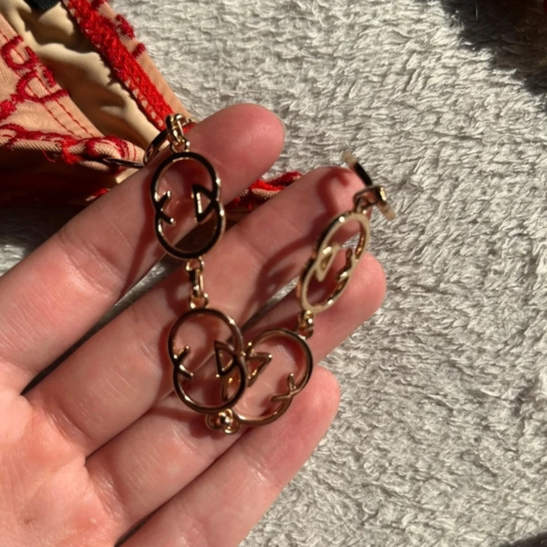 Beige och röd bikini med kedjedetaljer - 3