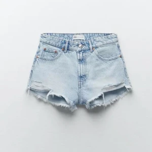 Ljusa jeansshorts med fransar - Snygga ljusa jeansshorts från Zara med fransiga kanter och slitna detaljer. Perfekta för en avslappnad sommarlook. De har en klassisk femficksdesign och knappgylf.💙🍸