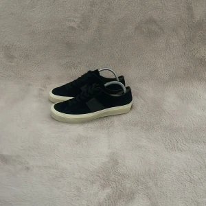 tom ford skor - säljer dessa tom ford skor i storlek uk 7 vilket motsvarar ca 41 dustbag kommer med vid köp skriv om du har någon fråga!!