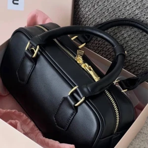 Miu miu handbag - Brand new, comes with a box, leather material 