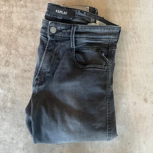 Grå jeans från Replay - // Replay | Nytt skick | Nypris runt 1800 | Storlek W29 L32 | Hör av dig vid fler frågor // ressellfabriken 