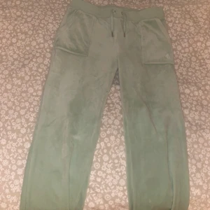 Juicy couture byxor - Säljer nu mina gröna juicy byxor. De är endast använt ett fåtal gånger och är i ganska bra skick skick men har fläckar där nere vid fötterna. Säljer de för 300 men pris går att diskuteras.