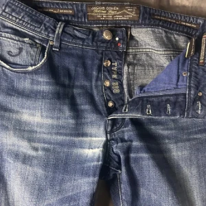 Jacob cohen slim fit jeans  - Nyskick | Size 32 passar 30/32 | Sitter slim fit | modell 180 65 kg | Nypris 5000-7000 vårt pris 1299 | Medföljer en duk
