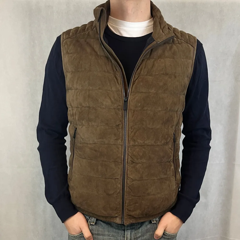 Riktigt skön dutti väst. Perfekt för våren. Storlek M, mocha material på framsidan. Modellen är 185. . Takit.