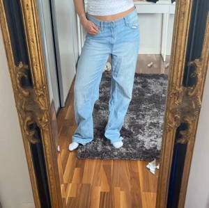 Ljusblå baggy jeans - Snygga ljusblå jeans med en Lågmidjad och avslappnad baggy passform. De har en klassisk femficksdesign och är tillverkade i ett bekvämt denimtyg.