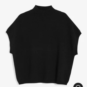 Svart ärmlös tröja - Snygg svart ärmlös tröja med hög krage. Perfekt för lager-på-lager eller som den är. Enkel och stilren design som passar till många olika outfits. Från kappahl 