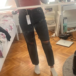 Helt nya jeans Gina Tricot  - Jeans från Gina Tricot strl 36 med prislappen kvar. Nypris 599kr