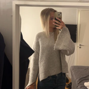 Grå stickad tröja - En grå stickad från Gina, storlek S, pris kan diskutera💕