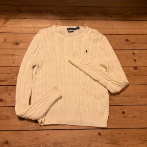 Ralph Lauren tröja - Snygg stickad tröja från Ralph Lauren. Använd ett fåtal gånger och är i ett bra skick. Priset r ej fast så hör av dig vid eventuell fråga!