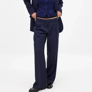 Mörkblå kostymbyxor - mörkblå kostymbyxor med låg midja och vida ben. Verkligen så snygga nu till våren!! Helt nya, aldrig använda. Nypis 599