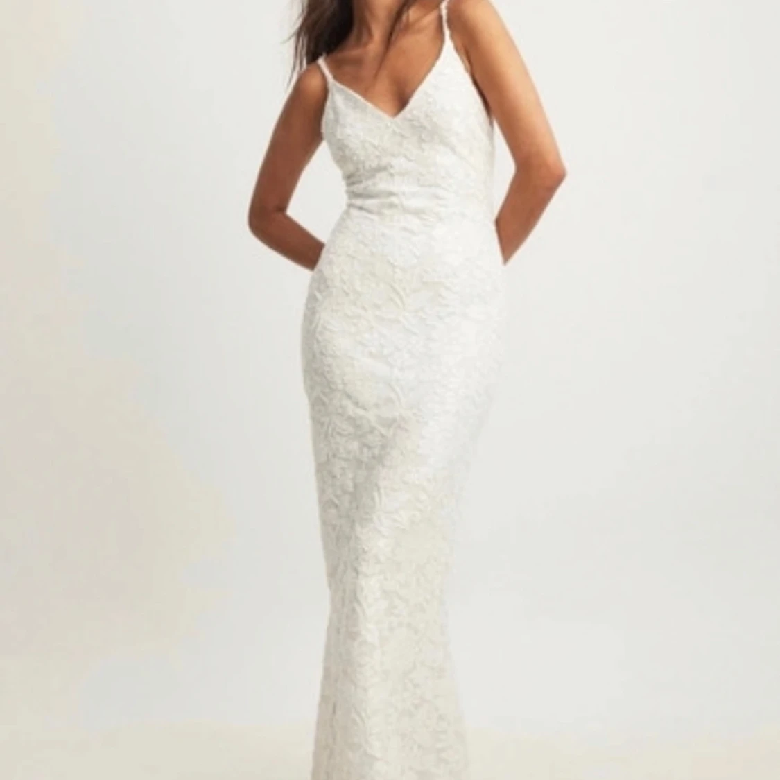 Vit balklänning med blommor och öppen rygg