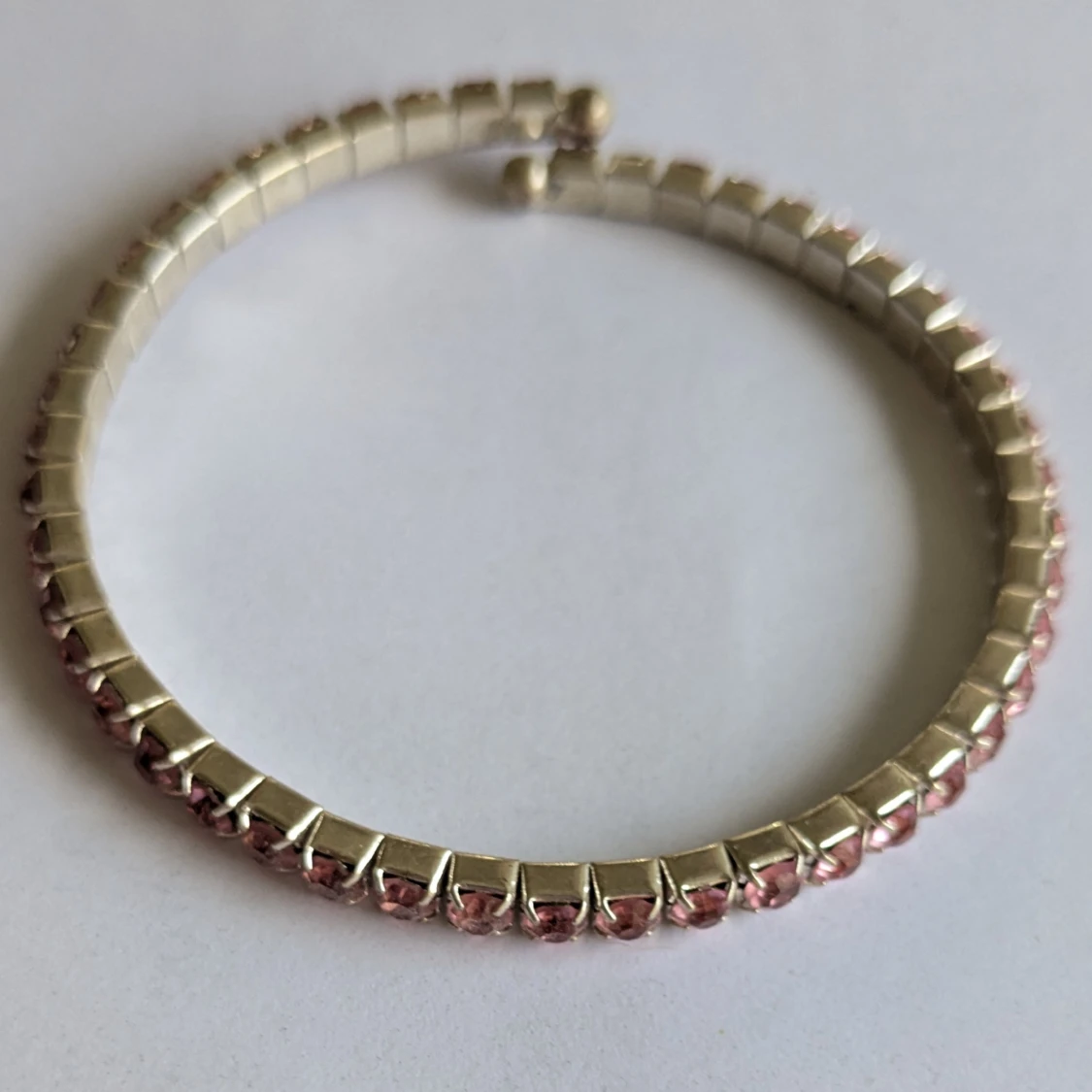 Silverfärgat armband med rosa stenar - 1
