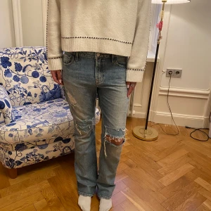 Jeans - Unika jeans med perfekta slitningar!!🩷🩷