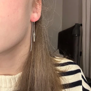 Ett silverörhänge från Lotta Hasselblad - Fint silverörhånge från l8h! OBS! Bara ett örhänge!